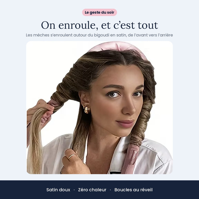 Le geste du soir : une femme enroule ses mèches autour du bigoudi en satin NORVEK rose